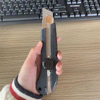 購入 25mm 黒色プラスチックハンドル スナップオフ 薄いシート用ローટરીロック付きのユーティリティナイフ オンライン製造