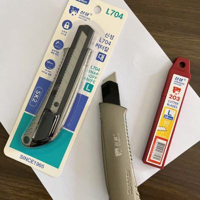購入 防滑柄 18mm 便利ナイフ 刃の保護 安全な取り扱い 1 便利ナイフが含まれています オンライン製造