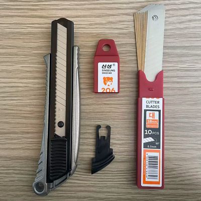 汎用性の高い18mm SK2 石膏ボード用ユーティリティブレード シルバー仕上げ 厚さ0.5mm