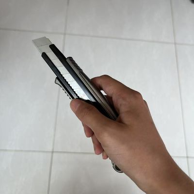 ブラックハンドル レッドテール 18mm 石膏ボード用ユーティリティナイフ アルミニウム SK2ブレード 多用途