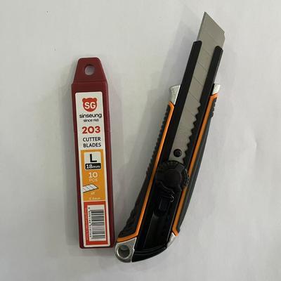 耐久性と精度を高めるアルミニウムボディの18mm替刃式カッターナイフ